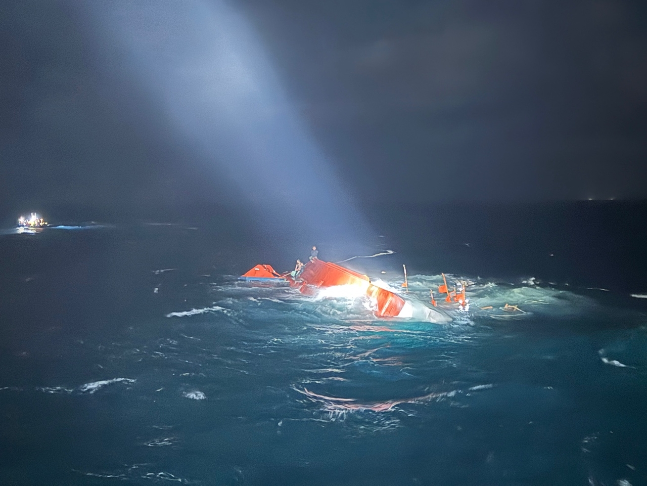 A fishing boat capsized off the coast of Jeju Island on Wednesday. (Yonhap)