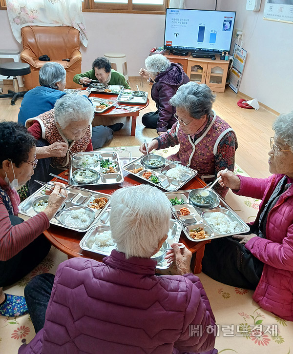 의성군 한 경로당에서 어르신들이 점심식사를 하고 있다(의성군 제공)