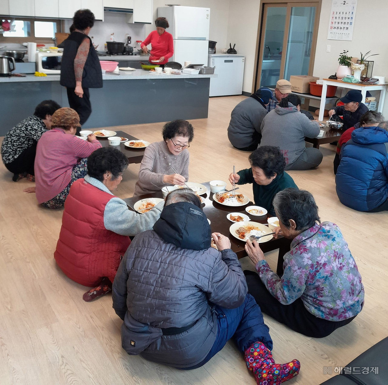 의성군 한 경로당에서 어르신들이 점심식사를 하고 있다