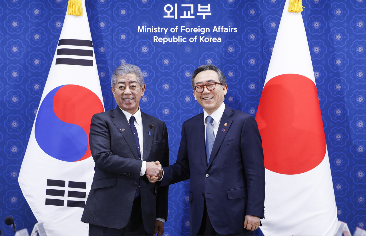 조태열(오른쪽) 외교부 장관과 이와야 다케시 일본 외무대신이 13일 오후 서울 종로구 외교부에서 열린 한일 외교장관회담에서 기념촬영을 하고 있다. 임세준 기자