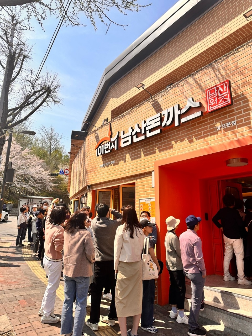 People are seen lining up to enter No. 101 Namsan Tonkatsu. (No. 101 Namsan Tonkatsu)
