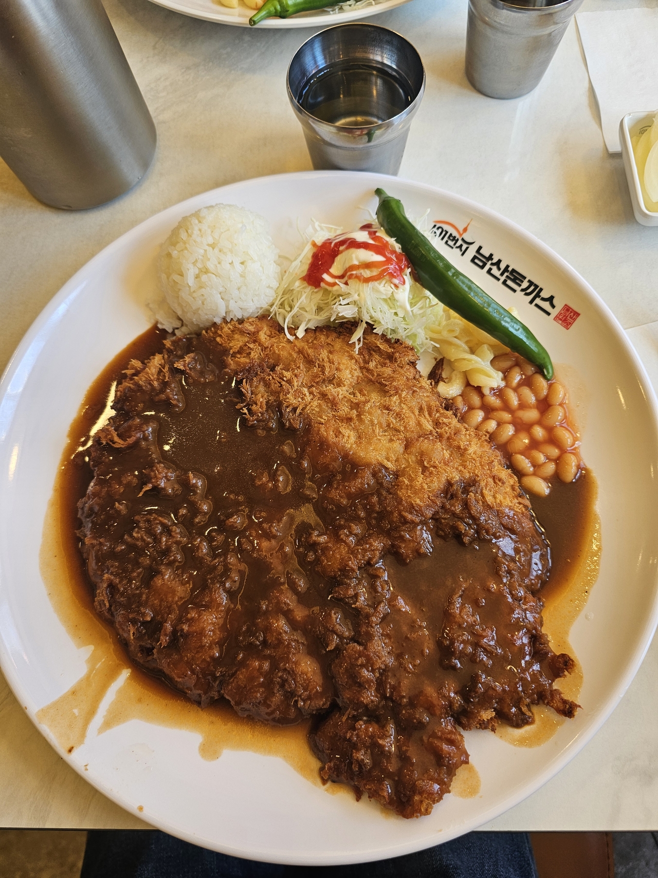 King-sized or "Wang" tonkatsu at No. 101 Namsan Tonkatsu (Lee Yoon-seo/The Korea Herald)