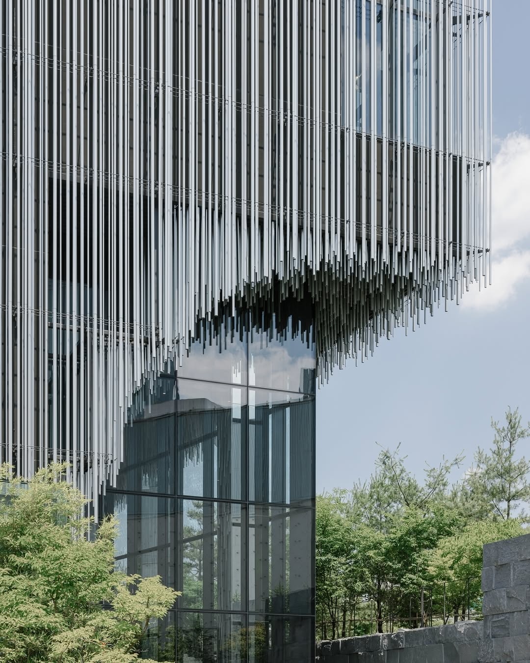 A view of Audeum's exterior sheathed in vertical aluminum pipes (Audeum Audio Museum)