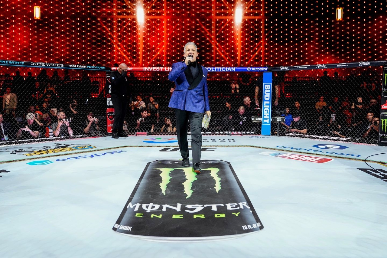 UFC의  유명 링아나운서 브루스 버퍼가 장내에서 선수 소개를 하고 있다. 발 밑으로 캔버스에 몬스터 에너지 로고가 큼지막하게 붙어 있다. [UFC 제공]