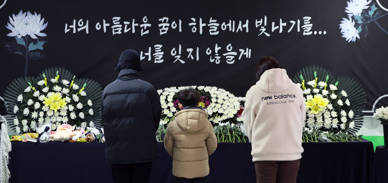 People pay their respects at a joint memorial altar set up at an elementary school in Daejeon on Wednesday, honoring the eight-year-old student who died after being fatally stabbed by a teacher on Monday. (Newsis)