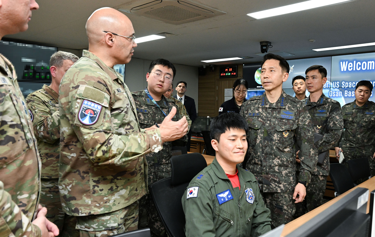 Lt. Gen. David Miller (left), commander of the US Space Operations Command, speaks with Lt. Gen. Kim Hyung-soo, commander of the South Korean Air Force Operations Command, at the Space Operations Center in Osan, Gyeonggi Province, Thursday. (South Korean Air Force)