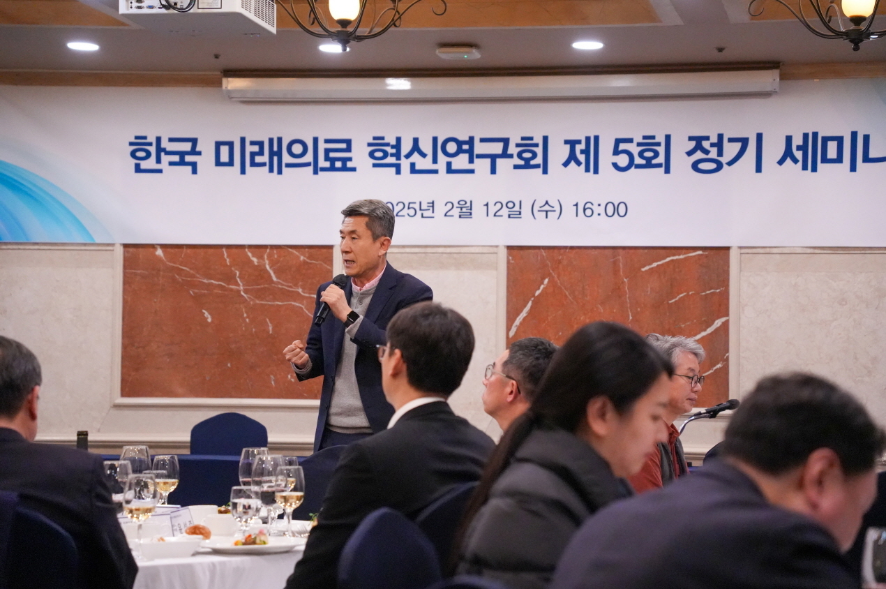 이강덕 포항시장은 12일 서울 여의도 켄싱턴 호텔에서 열린 한국미래의료혁신연구회 제5회 세미나에 참석했다.