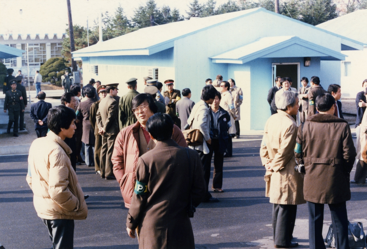 통일부는 ‘남북대화 사료집’ 제 12권과 13권 중 1984년 9월부터 1990년 7월까지의 정치·경제·체육 분야 남북회담 문서 2266쪽을 13일 공개했다. 5차 경제회담 당시 양측 기자들 모습. [통일부 제공]