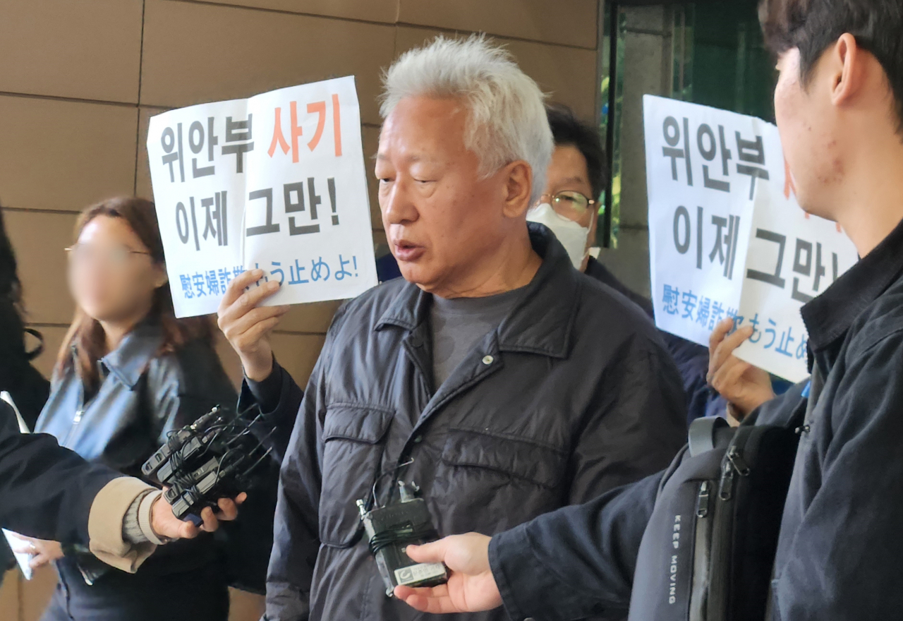 2심 선고 공판에 출석한 뒤 취재진에게 발언하고 있는 류석춘 전 연세대 교수. [연합]