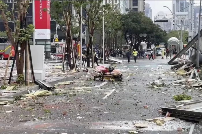 대만 타이중에 있는 신콩미츠코시 백화점에서 13일 정오께 폭발이 일어나 건물 파편이 인근 도로에 날아가 흩어진 모습이다. [대만연합신문망]