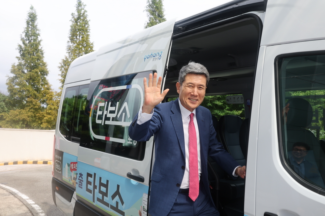 이강덕 포항시장이 지난해 9월 포항 체인지업그라운드에서 개최한 공공형 택시호출 타보소 택시의 출시 시연회에서 시승식을 하고 있다.
