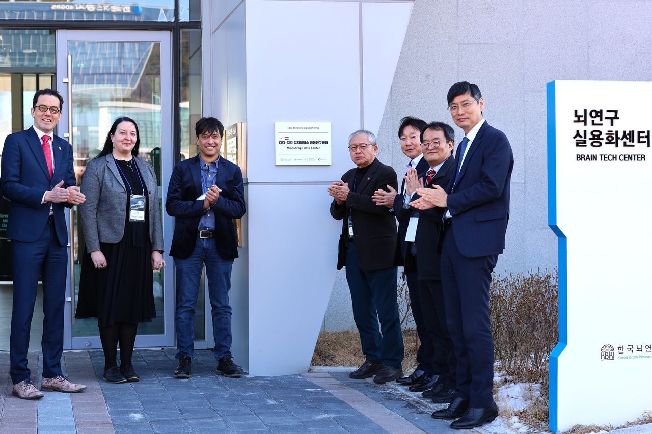 ‘한국-네덜란드 감각·지각 디지털헬스 공동연구센터’ 현판식에서 기념촬영을 하고 있다.[한국뇌연구원 제공]