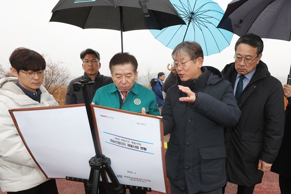 구충곤 광양만권경제청장이 12일 경남 하동지구를 방문해 브리핑을 받고 있다.