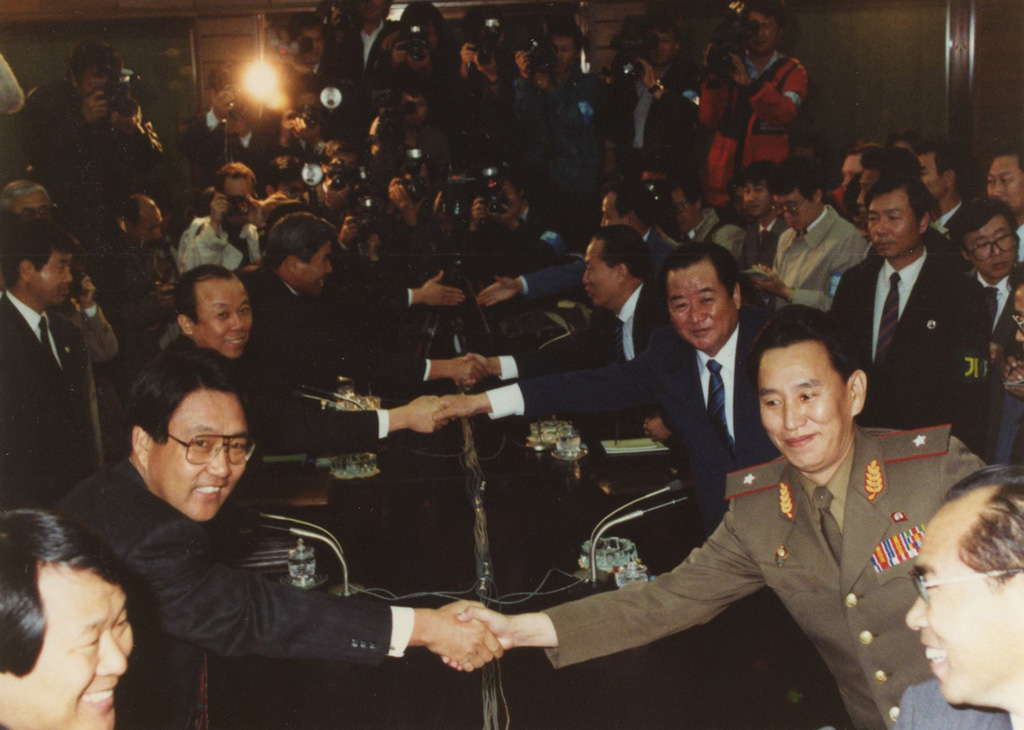 통일부는 ‘남북대화 사료집’ 제 12권과 13권 중 1984년 9월부터 1990년 7월까지의 정치·경제·체육 분야 남북회담 문서 2266쪽을 13일 공개했다. [통일부 제공]