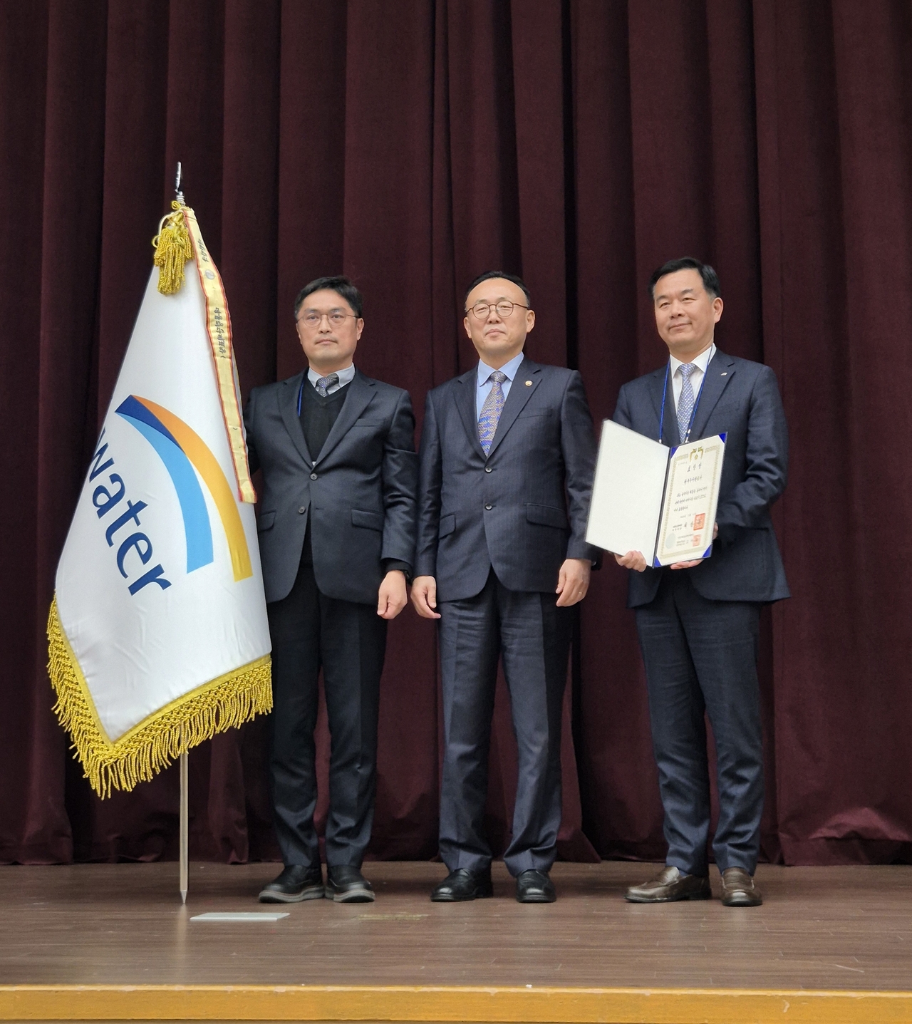 한국수자원공사는 12일 세종시 정부세종컨벤션센터에서 열린 행정안전부 주관의 ‘2024년 안전감찰 유공 정부포상’에서 대통령 표창을 받았다. 이한경 행정안전부 재난안전관리본부장(가운데), 박석범 한국수자원공사 감사실장(오른쪽)이 기념촬영을 하고 있다.[한국수원공사 제공]