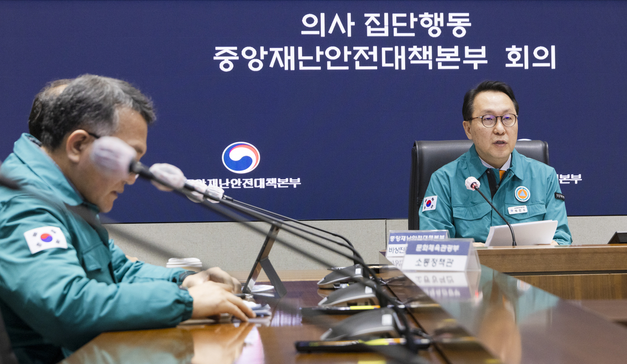 박민수 보건복지부 제2차관이 13일 정부서울청사에서 의사 집단행동 중앙재난안전대책본부 회의를 주재하며 모두발언을 하고 있다.[보건복지부 제공]