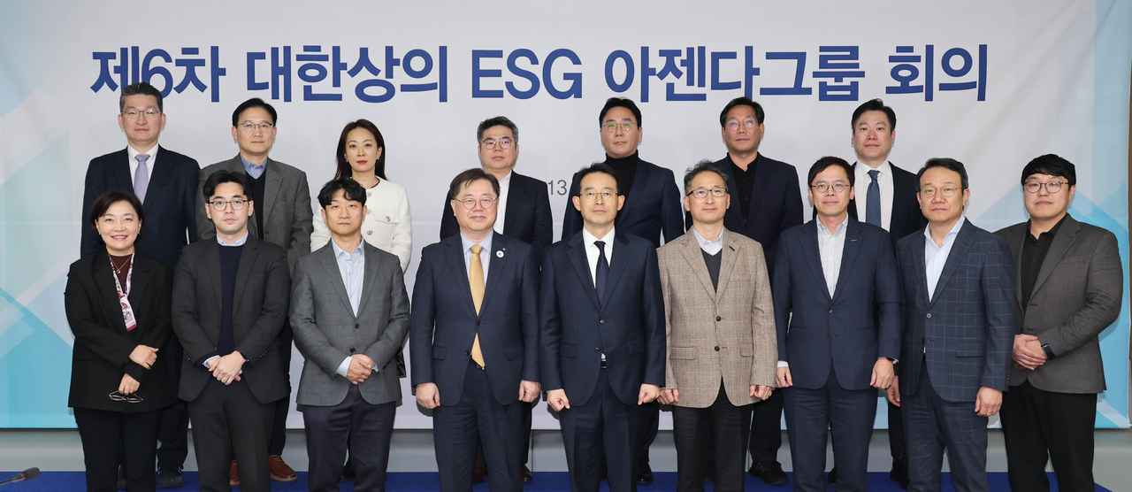 대한상공회의소(회장 최태원)는 13일 ‘제6차 대한상의 ESG 아젠다그룹 회의’를 열고 올해 주목해야 할 국내외 ESG 이슈와 정책방향에 대해 논의했다. 박일준 대한상의 상근부회장(앞줄 왼쪽 네번째)과 참석자들이 기념촬영을 하고 있다. [대한상의 제공]