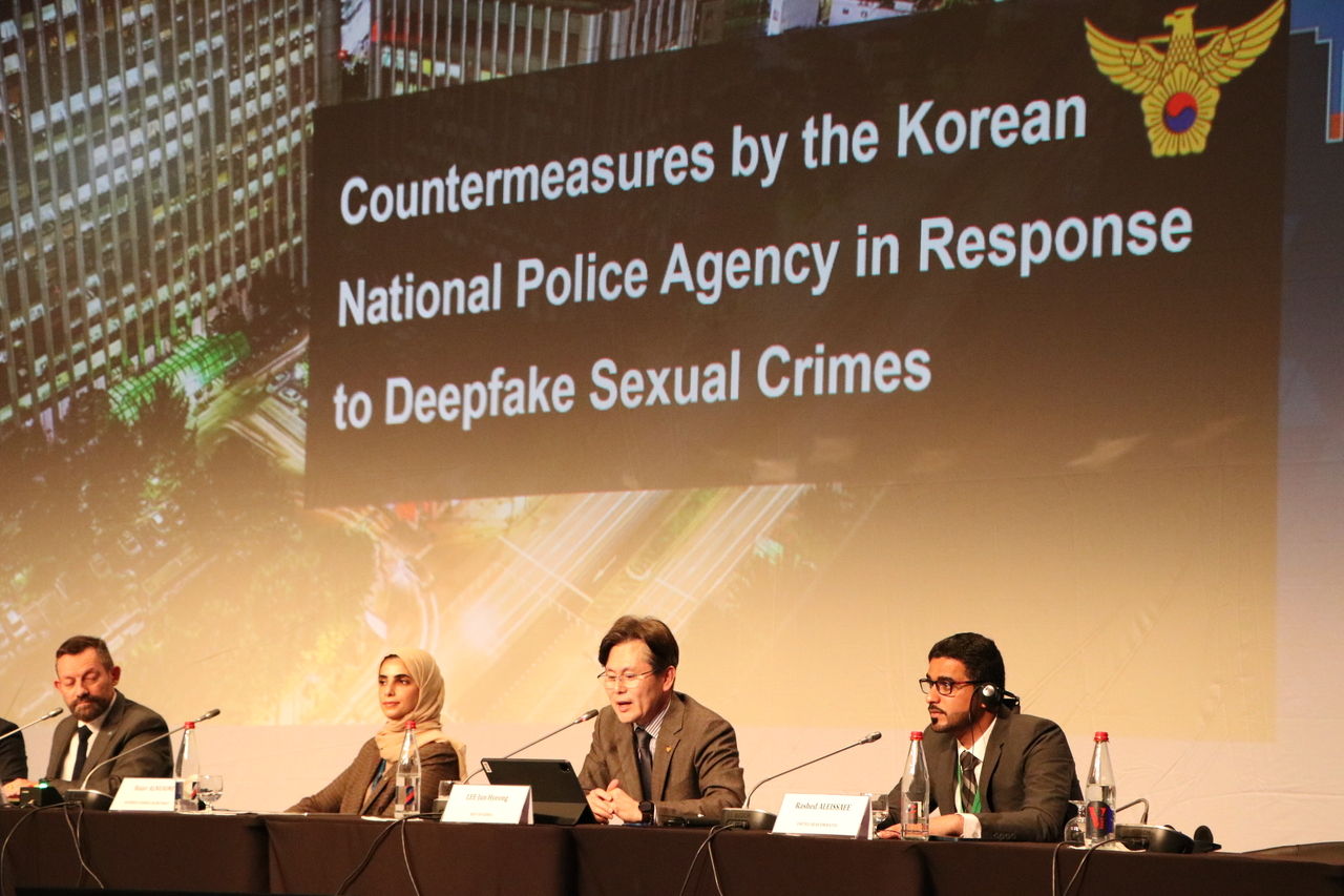경찰청은 지난 11일부터 13일까지 프랑스 리옹에서 열린 ‘인터폴 국가중앙사무국(NCB, National Central Bureau) 국장 회의에 참석했다. 이준형 국제협력관(대한민국 인터폴 국가중앙사무국장)이 ‘인공지능(AI) 시대의 사이버 범죄’ 분과에서 ‘인공지능조작영상(딥페이크) 성범죄와 대한민국의 대응 방안’을 발표하고 있다. [경찰청 제공]