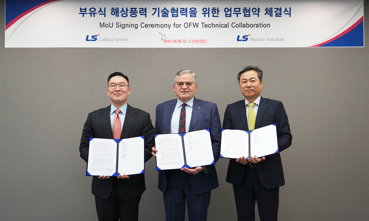 구본규 LS전선 대표(왼쪽부터)와 빌 메인 발모랄 컴텍 대표, 김병옥 LS마린솔루션 대표가 13일 서울시 용산구 LS전선 서울사무소에서 ‘LS전선-LS마린솔루션-발모랄 컴텍 간 부유식 해상풍력 사업 협력을 위한 업무협약(MOU)’ 체결 후 기념촬영을 하고 있다. [LS전선 제공]