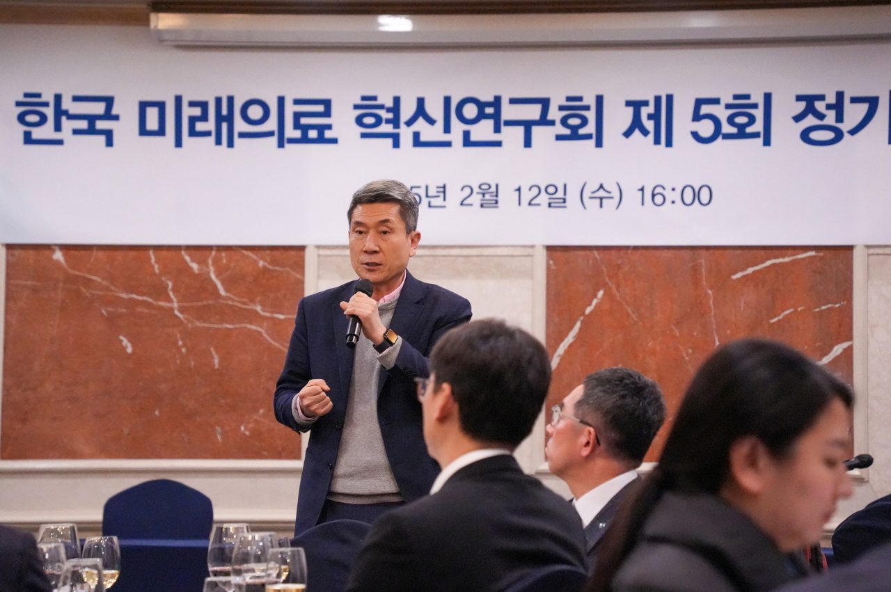 이강덕 포항시장은 12일 서울 여의도 켄싱턴 호텔에서 열린 한국 미래 의료 혁신연구회 제5회 세미나에 참석해 발언하고 있다(포항시 제공)