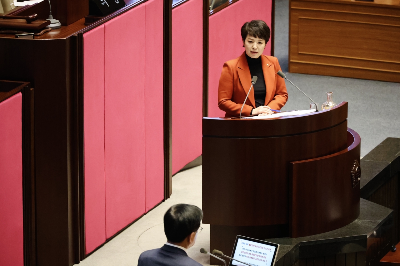 김은혜 국민의힘 의원이 13일 오후 국회 본회의장에서 진행된 경제 분야 대정부질문에서 최상목 대통령 권한대행 부총리 겸 기획재정부 장관에게 질의를 하고 있다. [의원실 제공]