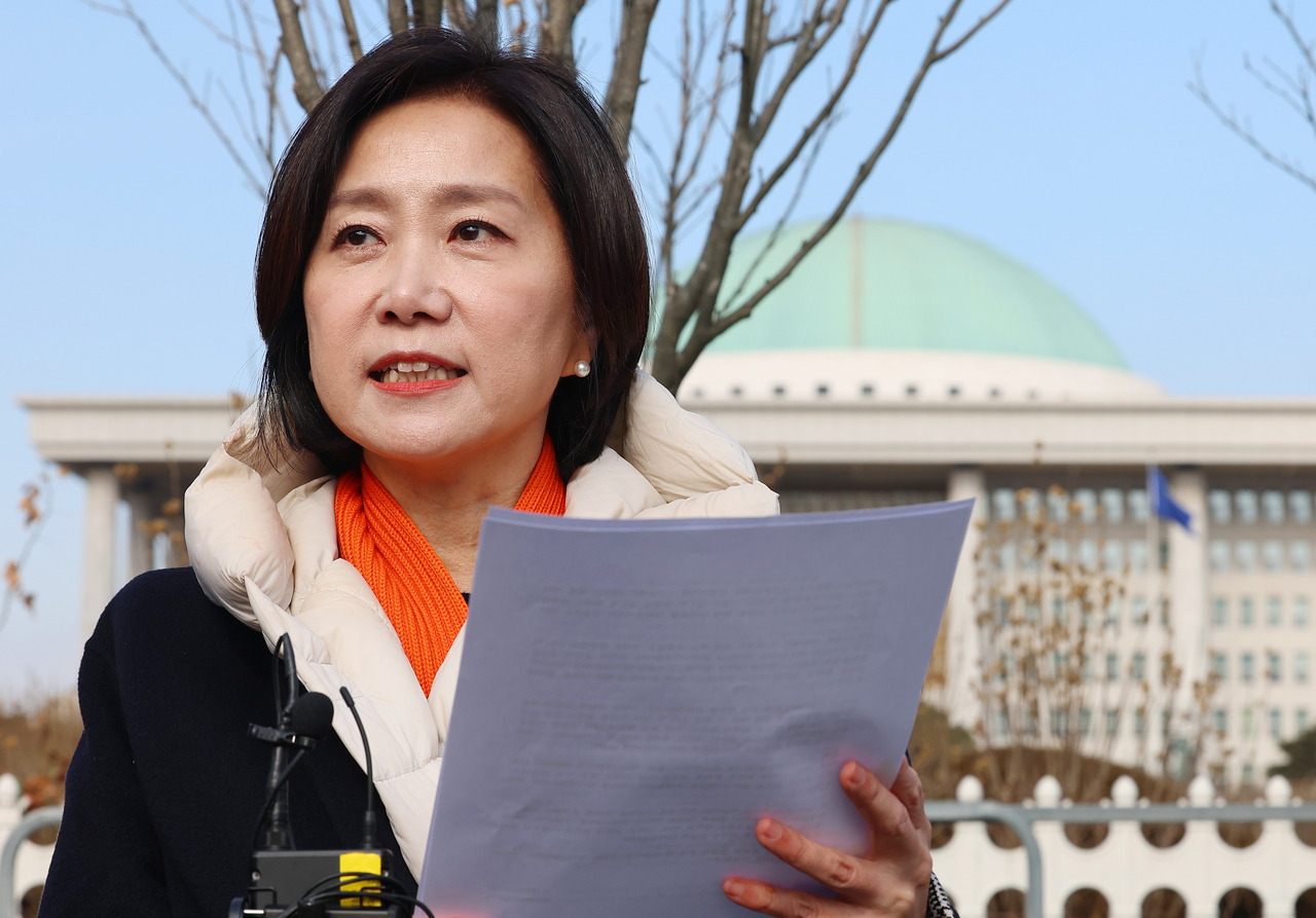허은아 전 개혁신당 대표가 10일 서울 여의도 국회 앞에서 직무정지에 대한 법원 가처분 신청 기각 관련 기자회견을 하고 있다. [연합]