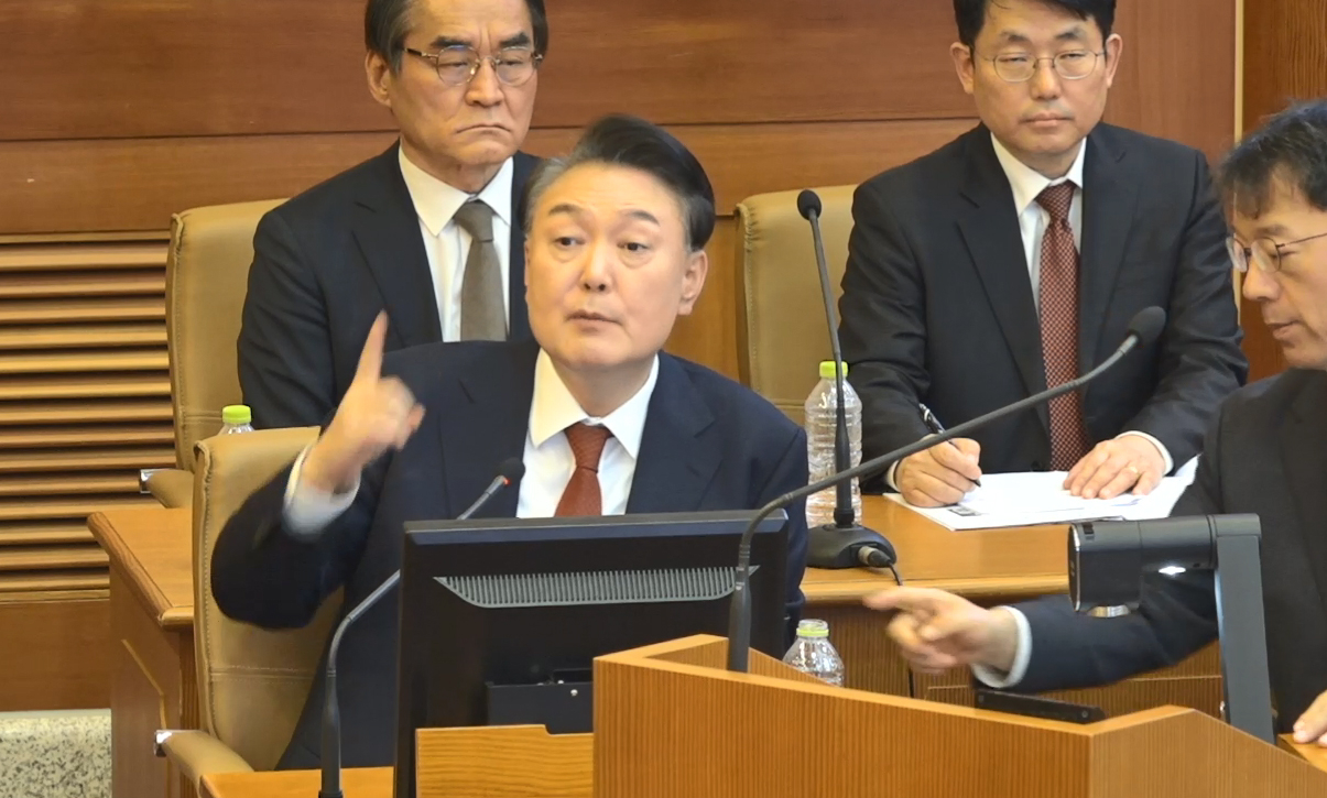 윤석열 대통령이 11일 서울 종로구 헌법재판소에서 열린 본인의 탄핵심판 7차 변론에 피청구인으로 출석해 발언하고 있다.  [헌법재판소 제공] [연합]
