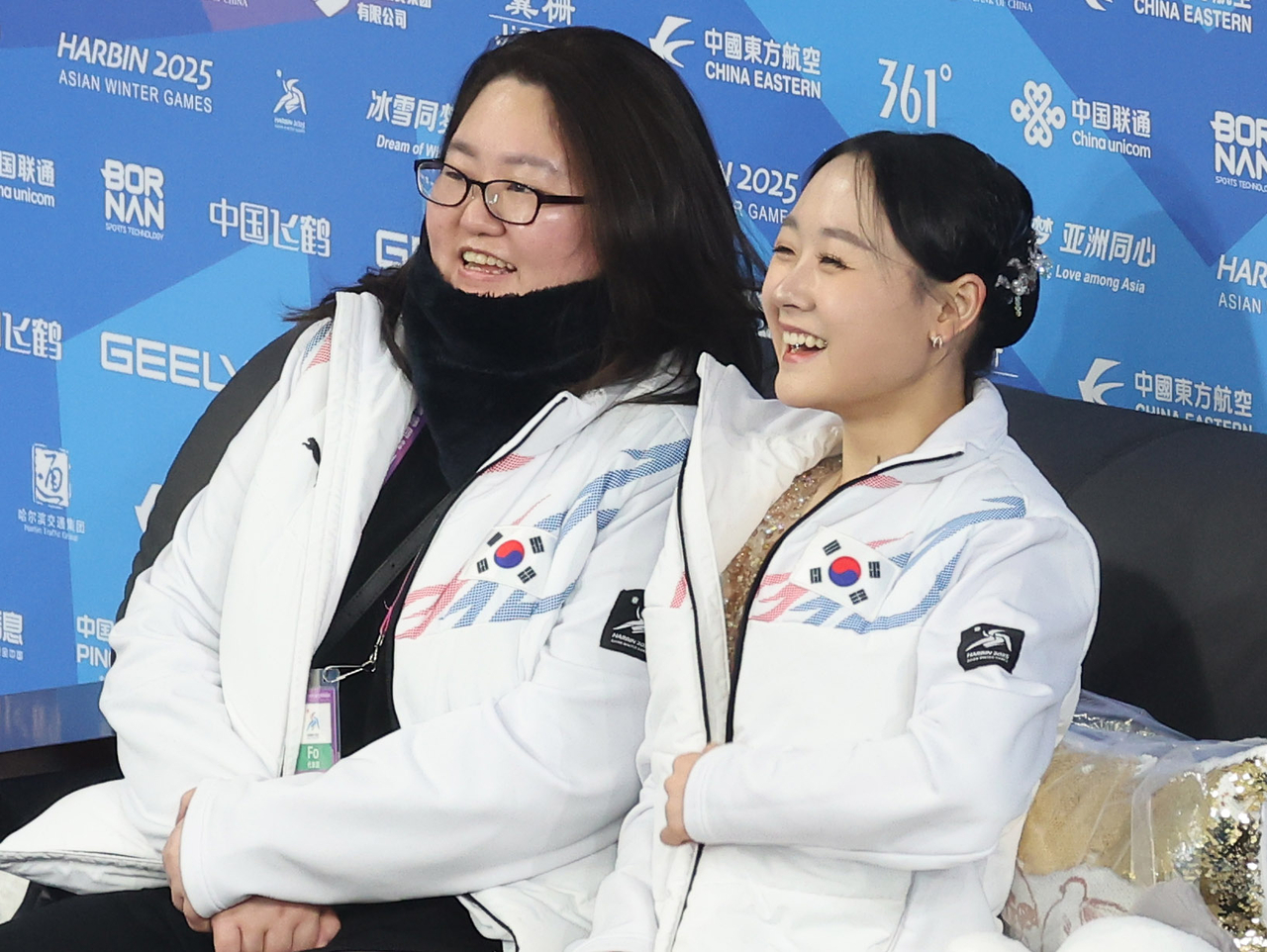 김채연이 13일 중국 하얼빈 헤이룽장 빙상훈련센터 다목적홀에서 열린 2025 하얼빈 동계아시안게임 피겨스케이팅 여자 싱글 프리 스케이팅에서 연기를 마친 뒤 키스앤크라이존에서 미소를 짓고 있다.    [연합]