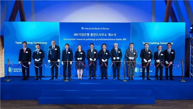 2023년 5월 폴란드 브로츠와프에서 열린 ‘IBK기업은행 폴란드 사무소 개소식’ 당시 모습. 김성태(왼쪽 여섯 번째) IBK기업은행장이 주요 인사들과 기념 테이프를 자르고 있다. [기업은행 제공]