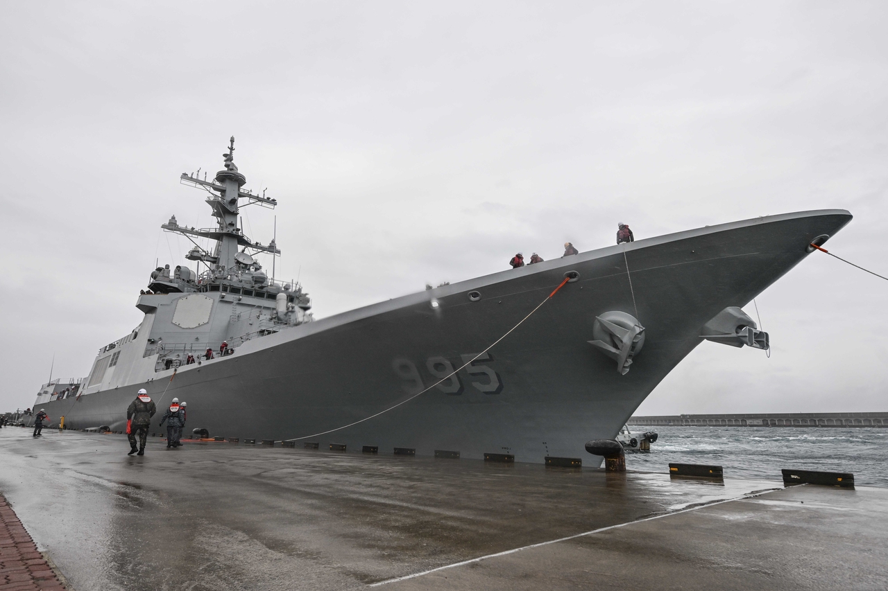 The new 8,200-ton Jeongjo the Great destroyer, equipped with the latest Aegis combat system, docks at a naval base on the southern resort island of Jeju on Feb. 1, in this photo released the following day. (Yonhap)