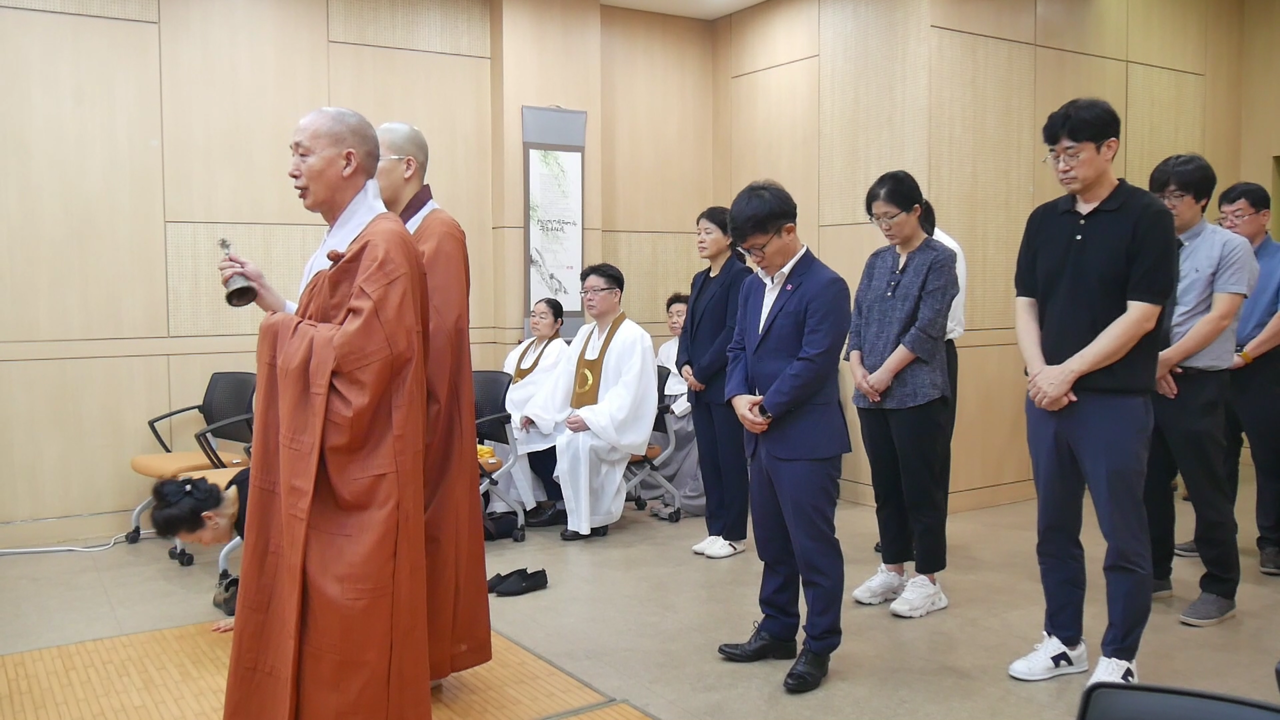 공영장례 종교단체 부산시종교인평화회의가 추모의식을 거행하고 있다. [사진=부산시]