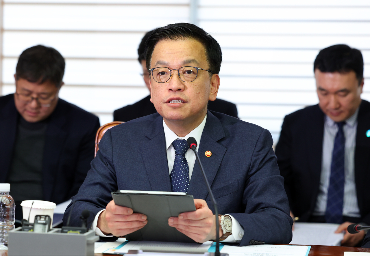 Acting President and finance minister Choi Sang-mok presides over a meeting on economic issues at the Korea Enterprises Foundation in Seoul on Friday. (Yonhap)