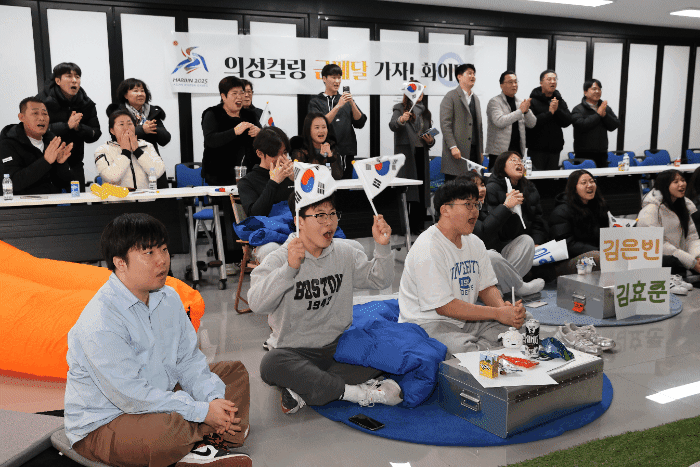 4일 오전 의성군 의성읍 청년창업플랫폼 G타운에서 주민들과 의성군청 남자 컬링팀 가족들이 ‘2025 하얼빈 동계아시안게임’ 남자부 컬링 결승전을 펼치고 있는 의성군청 선수들을 응원하고 있다. (의성군 제공)