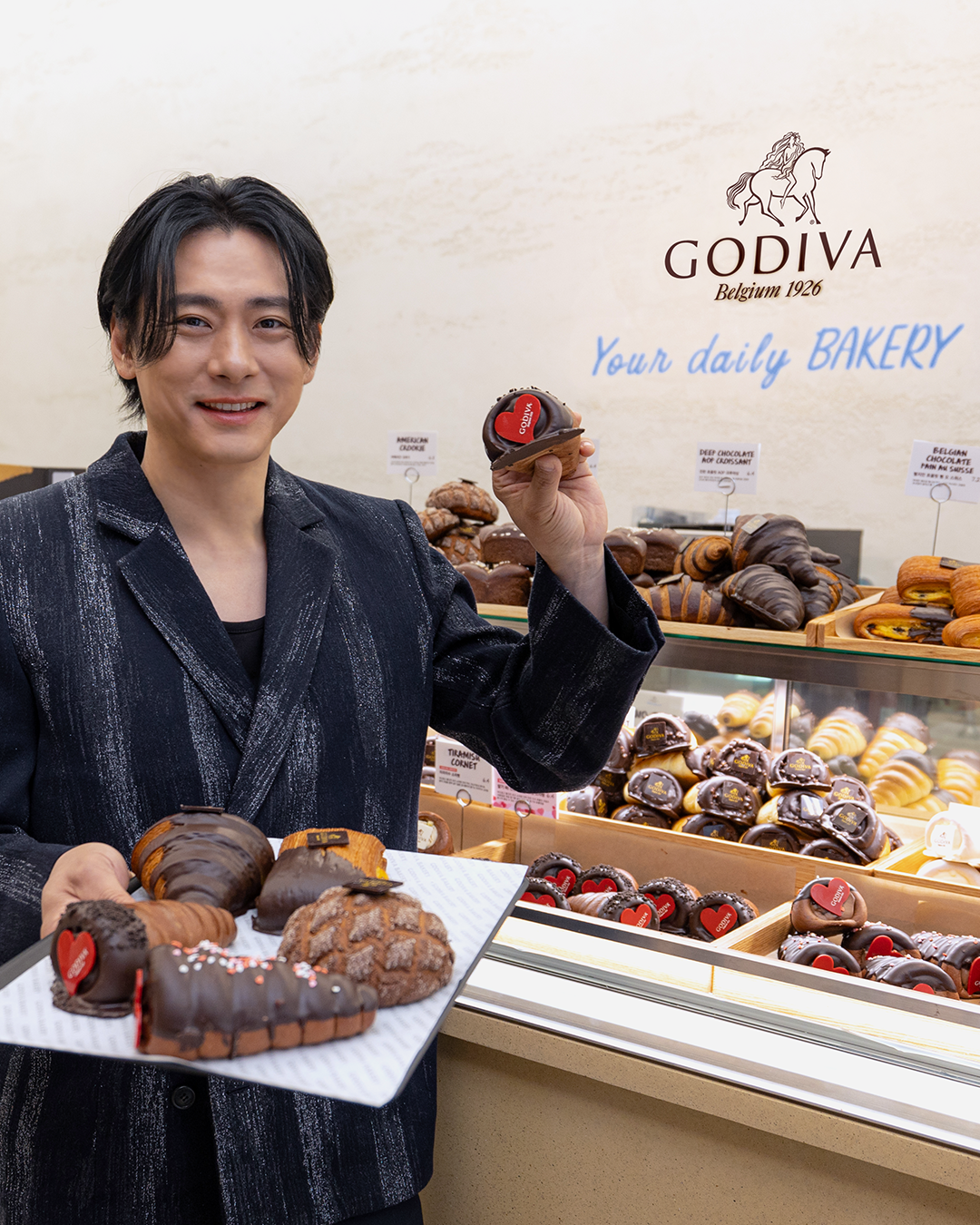 고디바 상반기 앰버서더 유태오가 고디바 베이커리 도산점에서 빵을 고르고 있다. [고디바 제공]