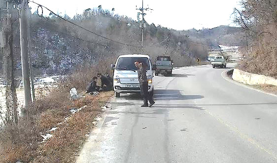 경북 봉화군의 한 도로에  쓰러진 70대 노인을 ‘심폐소생술“로 골든타임을 확보하고 있다