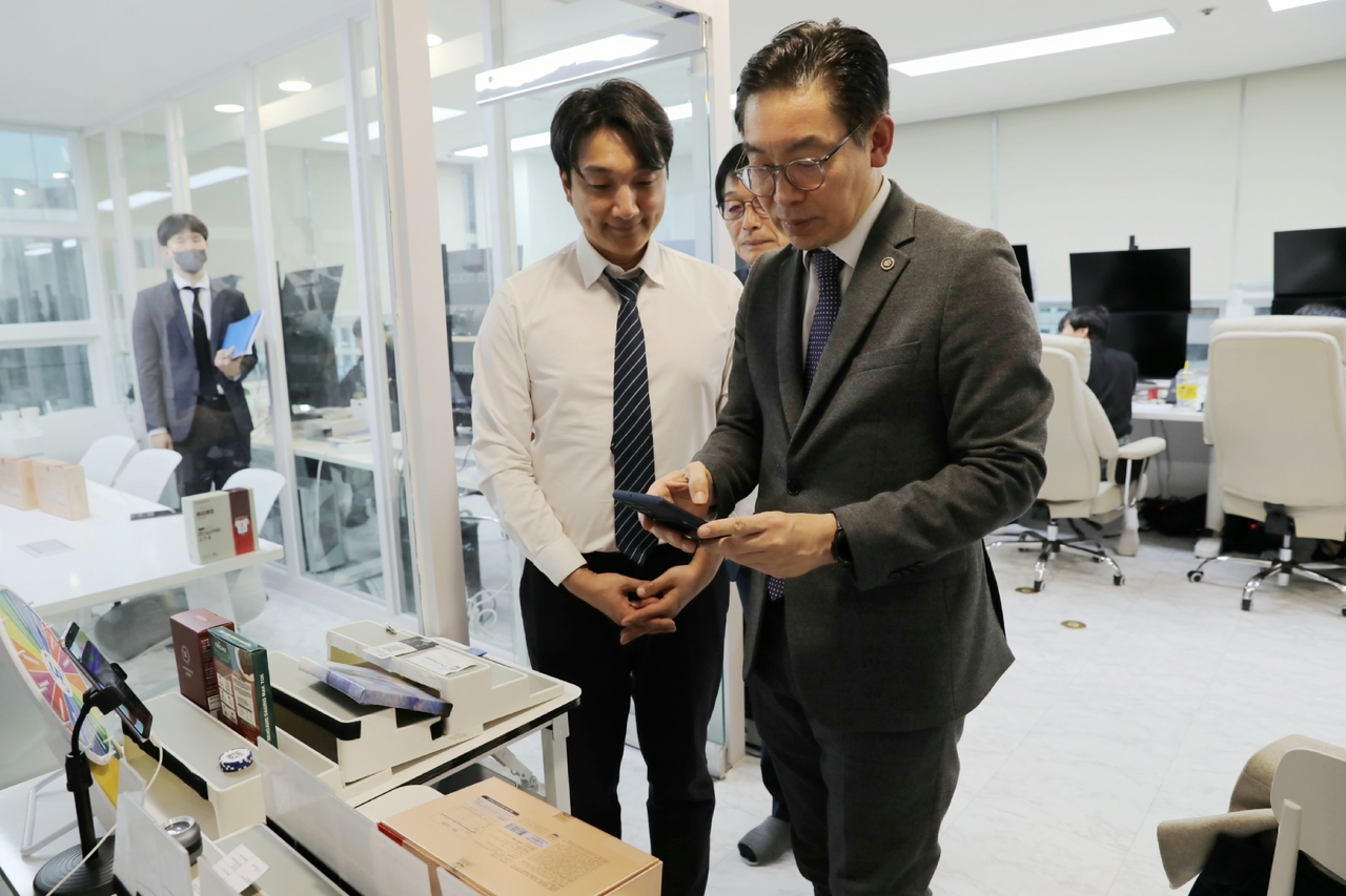 김완기 특허청장이 13일 소프트웨어 개발 업체인 ㈜이노프렌즈(서울시 강남구)를 방문해 현장 목소리를 청취하고 있다.
