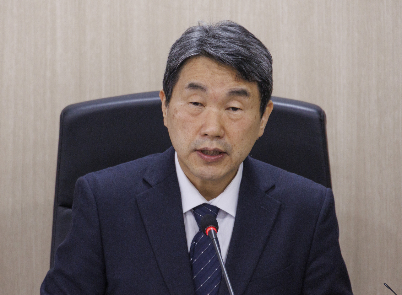 이주호 부총리 겸 교육부 장관이 14일 서울 영등포구 한국 교육시설 안전원에서 열린 학교 구성원 정신 건강 관리 및 안전 대책 논의를 위한 제66차 함께 차담회에 참석해 발언하고 있다. [연합]