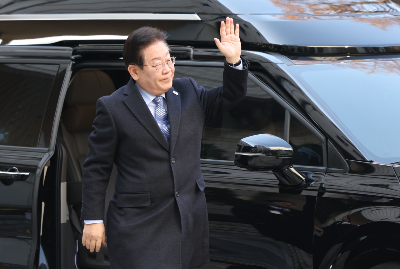 이재명 더불어민주당 대표가 14일 서울 서초구 서울중앙지방법원에서 열린 ‘대장동 배임·성남FC 뇌물’ 1심 속행 공판에 출석하며 손을 흔들고 있다. [연합]