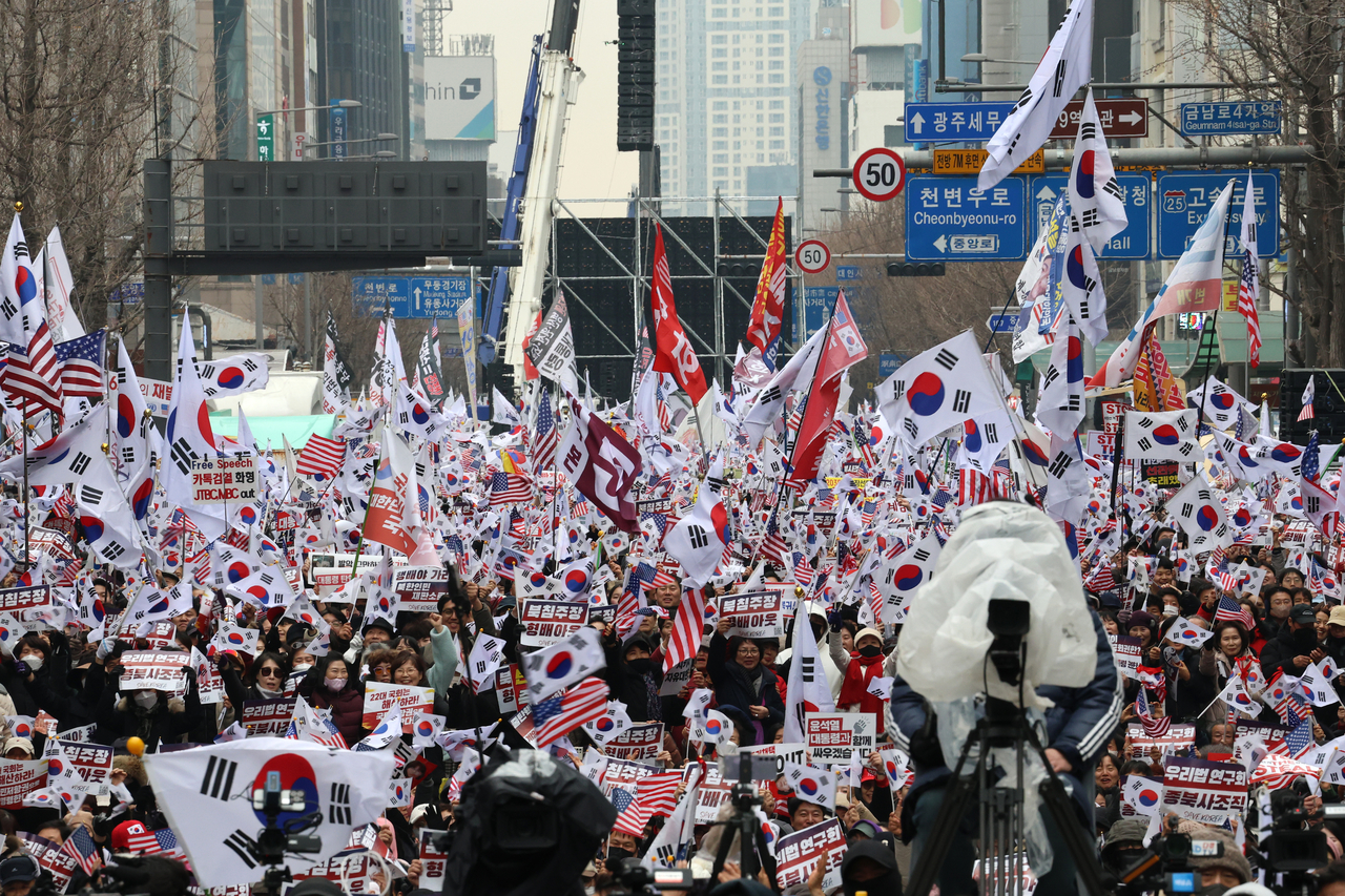 15일 오후 광주 동구 금남로에서 개신교 단체 세이브코리아가 개최한 윤석열 메이저사이트 탄핵 반대 및 석방 촉구 국가비상기도회에서 참가자들이 구호를 외치고 있다. [연합뉴스]