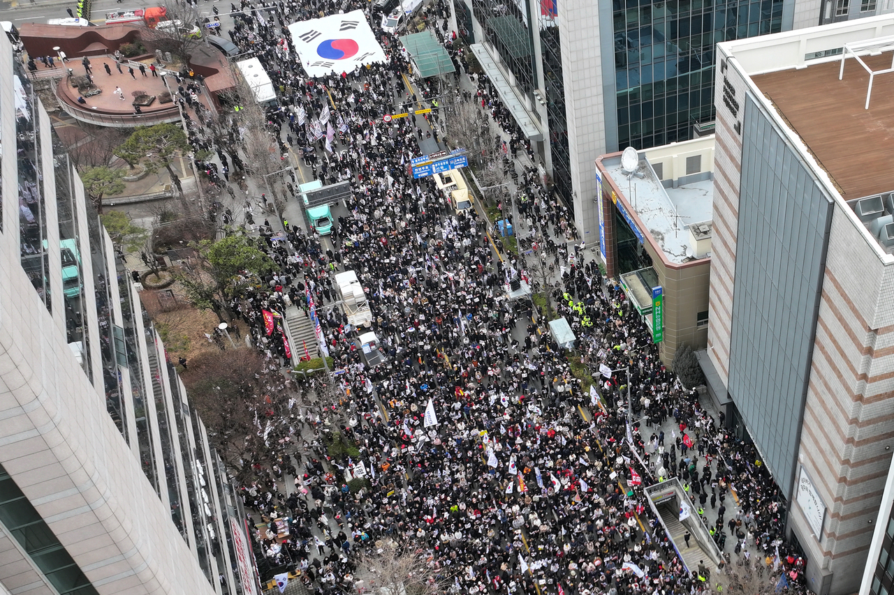 15일 오후 광주 동구 금남로에서 개신교 단체 세이브코리아가 윤석열 메이저사이트 탄핵 반대와 석방을 촉구하는 국가비상기도회를 열고 있다. [연합뉴스]