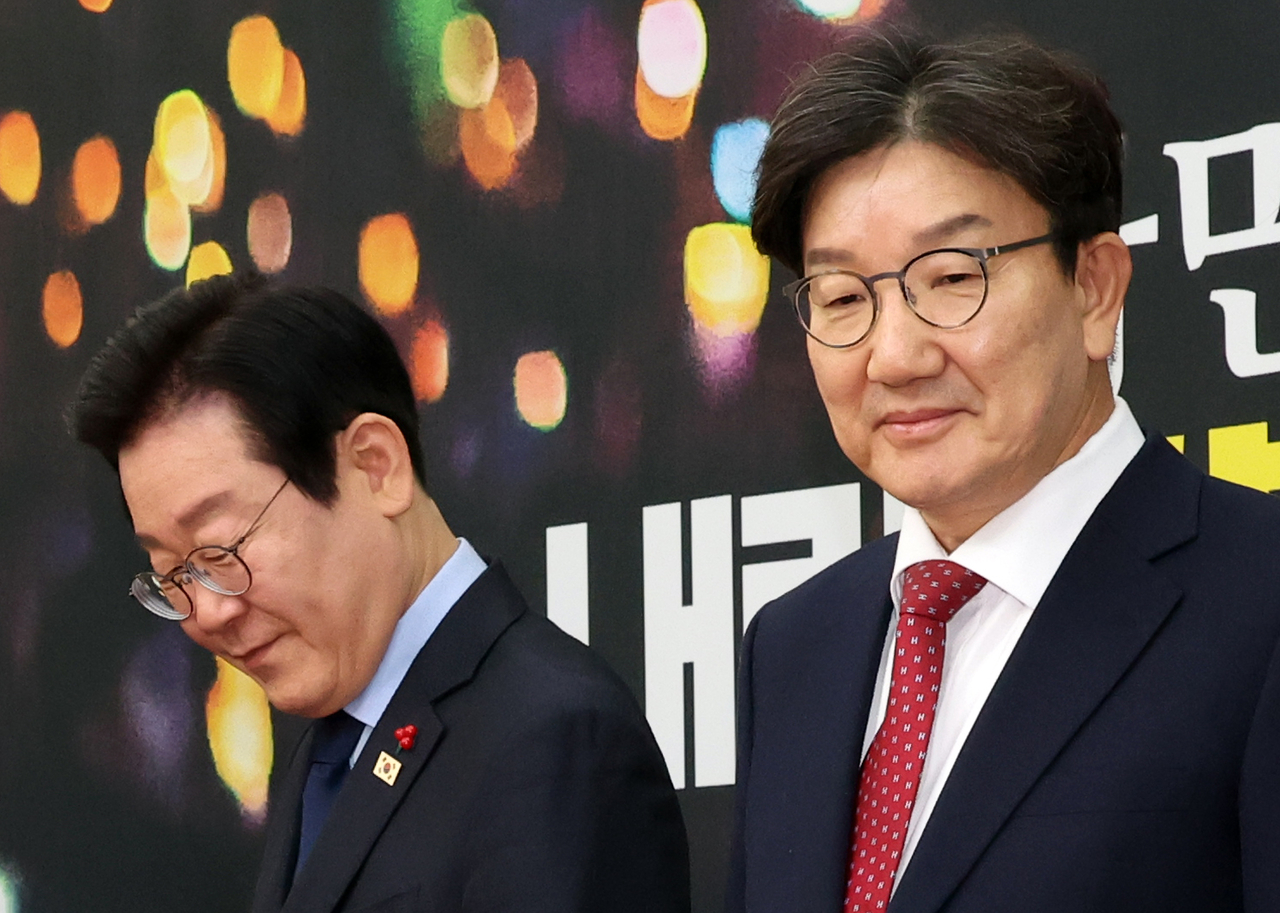이재명 더불어민주당 대표와 권성동 국민의힘 원내대표가 2024년 12월 18일 오후 서울 여의도 국회에서 만나 기념촬영을 가진 뒤 자리로 이동하고 있다. [뉴시스]