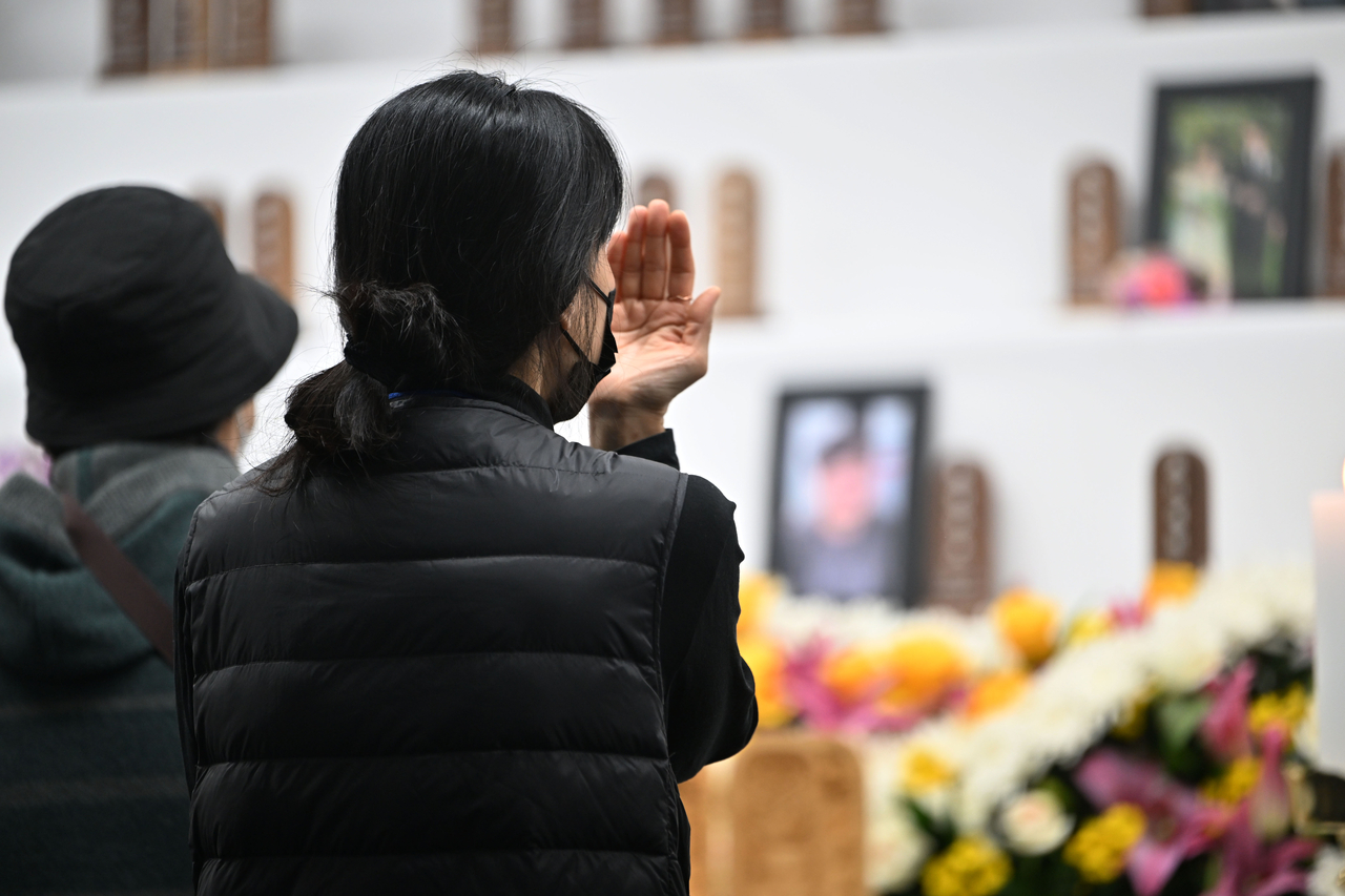 Bereaved family members shed tears at a joint memorial service for the 49th anniversary of the Jeju Air passenger plane disaster at the Muan International Airport in Muan, South Jeolla Province, on the morning of Feb. 15, the 49th day of the tragedy. (Yonhap)