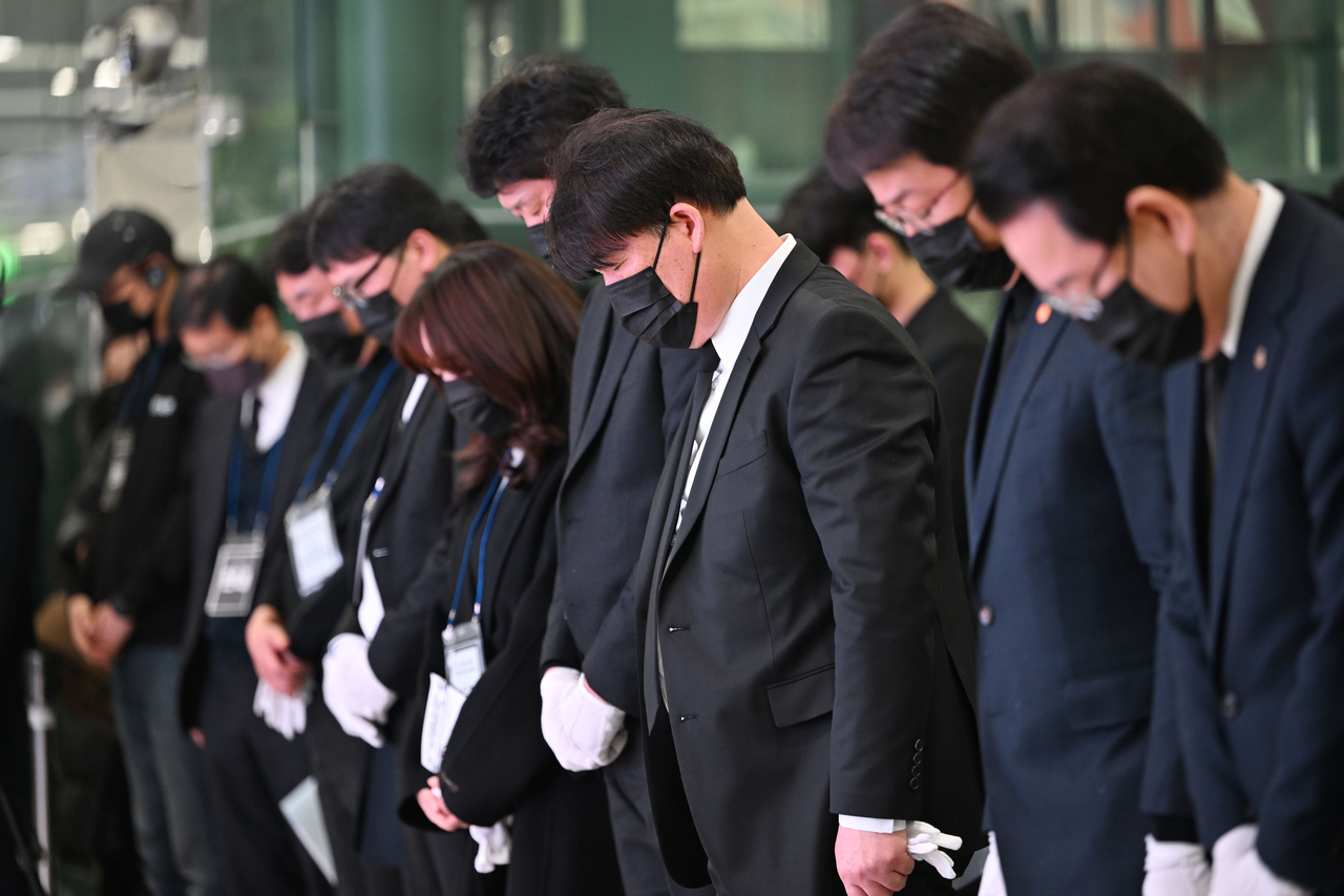 Participants pay a silent tribute at a joint memorial service for the 49th anniversary of the Jeju Air passenger plane disaster at the Muan International Airport in Muan, South Jeolla Province, on the morning of Feb. 15, 49 days after the disaster. (Yohap)