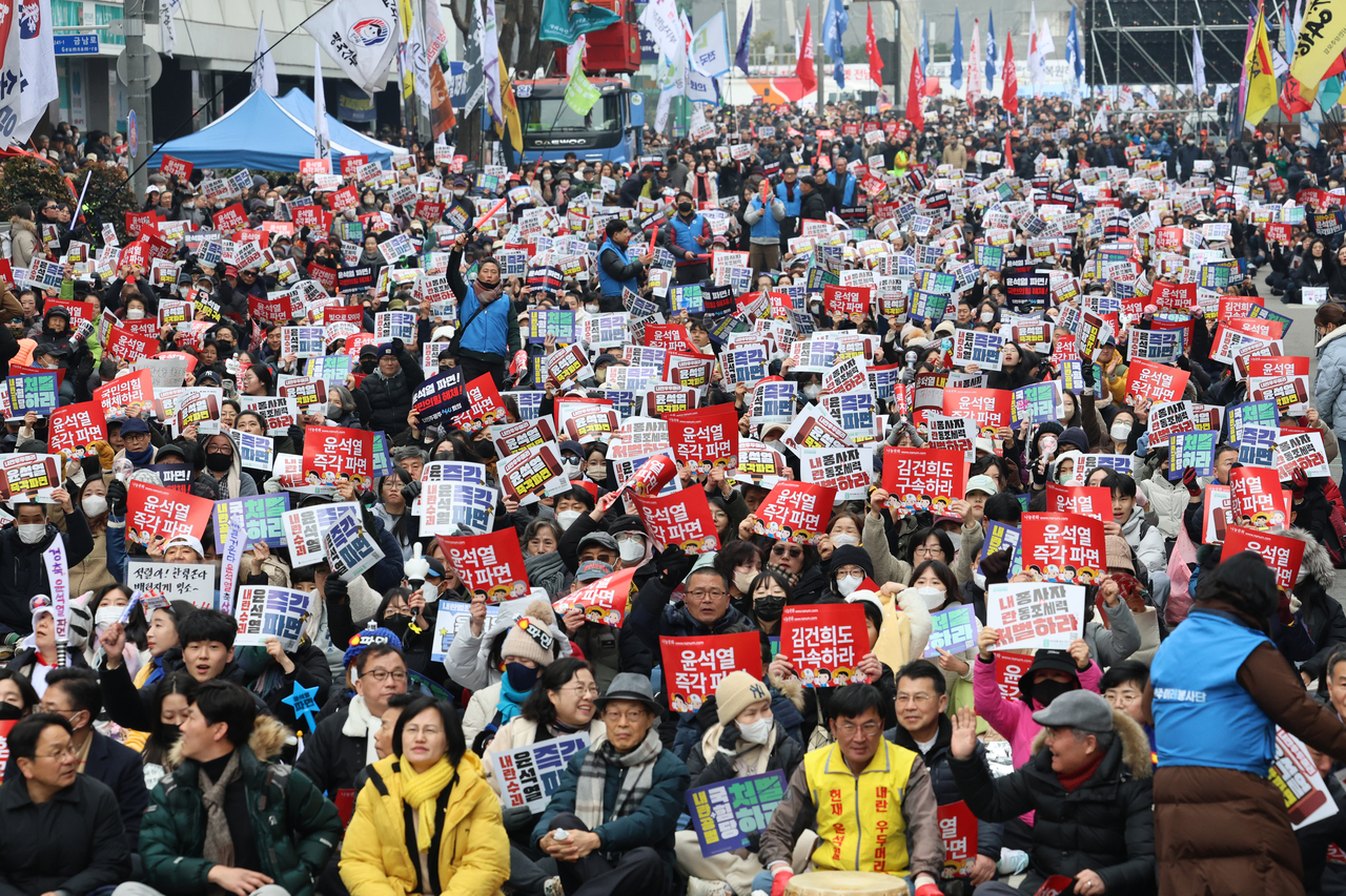15일 오후 광주 동구 금남로에서 윤석열 대통령 탄핵을 촉구하는 ‘광주시민총궐기대회’ 사전행사가 열려 참가자들이 구호를 외치고 있다. [연합]