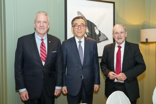 South Korean Foreign Minister Cho Tae-yul, US Sen. Dan Sullivan of Alaska and Jim Risch, chairman of the US Senate Foreign Relations Committee, pose for a photo during their meeting on the sidelines of the Munich Security Conference in Germany on Sunday. (Ministry of Foreign Affairs)
