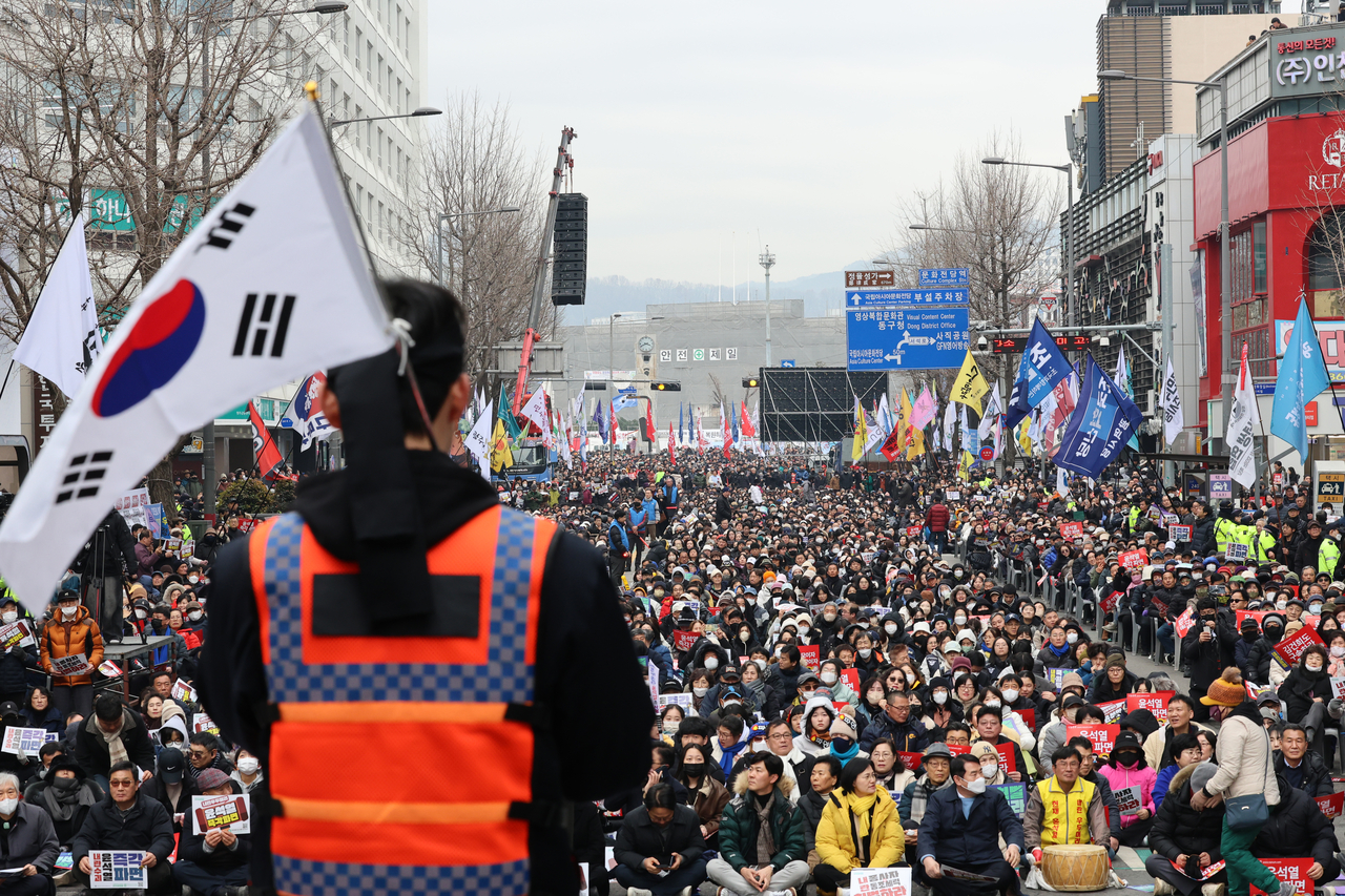 지난 15일 광주 동구 금남로에서 윤석열 대통령 탄핵을 촉구하는 ‘광주시민총궐기대회’ 사전행사가 열려 참가자들이 구호를 외치고 있다. [연합뉴스]