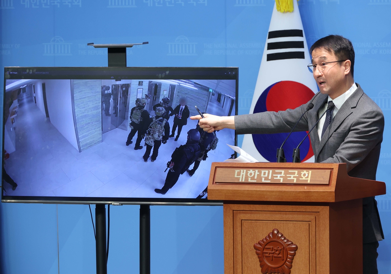 Rep. Han Byung-do of the Democratic Party of Korea speaks during a press briefing held at the National Assembly in Seoul on Sunday. (Newsis)