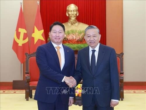 SK Group Chairman Chey Tae-won shakes hands with Vietnam's Party General Secretary To Lam in Hanoi on Friday. (Vietnam News Agency)
