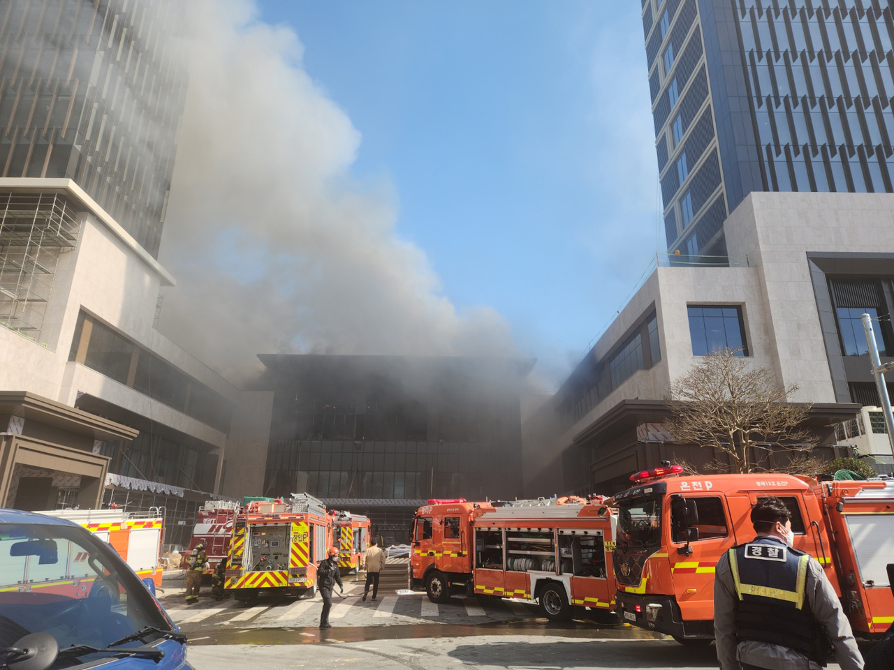 Smoke billows from the construction site of a Banyan Tree hotel in the southeastern city of Busan on Friday in this photo provided by a reader. (Yonhap)