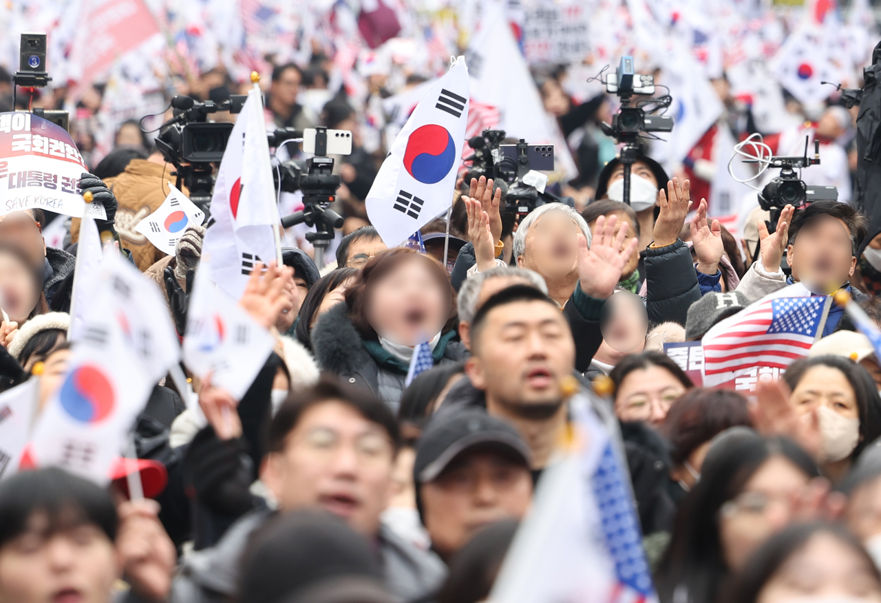 15일 광주 동구 금남로에서 비상계엄으로 슬롯 머신 일러스트 소추된 윤석열 대통령을 지지하는 집회가 열리고 있다. [연합]